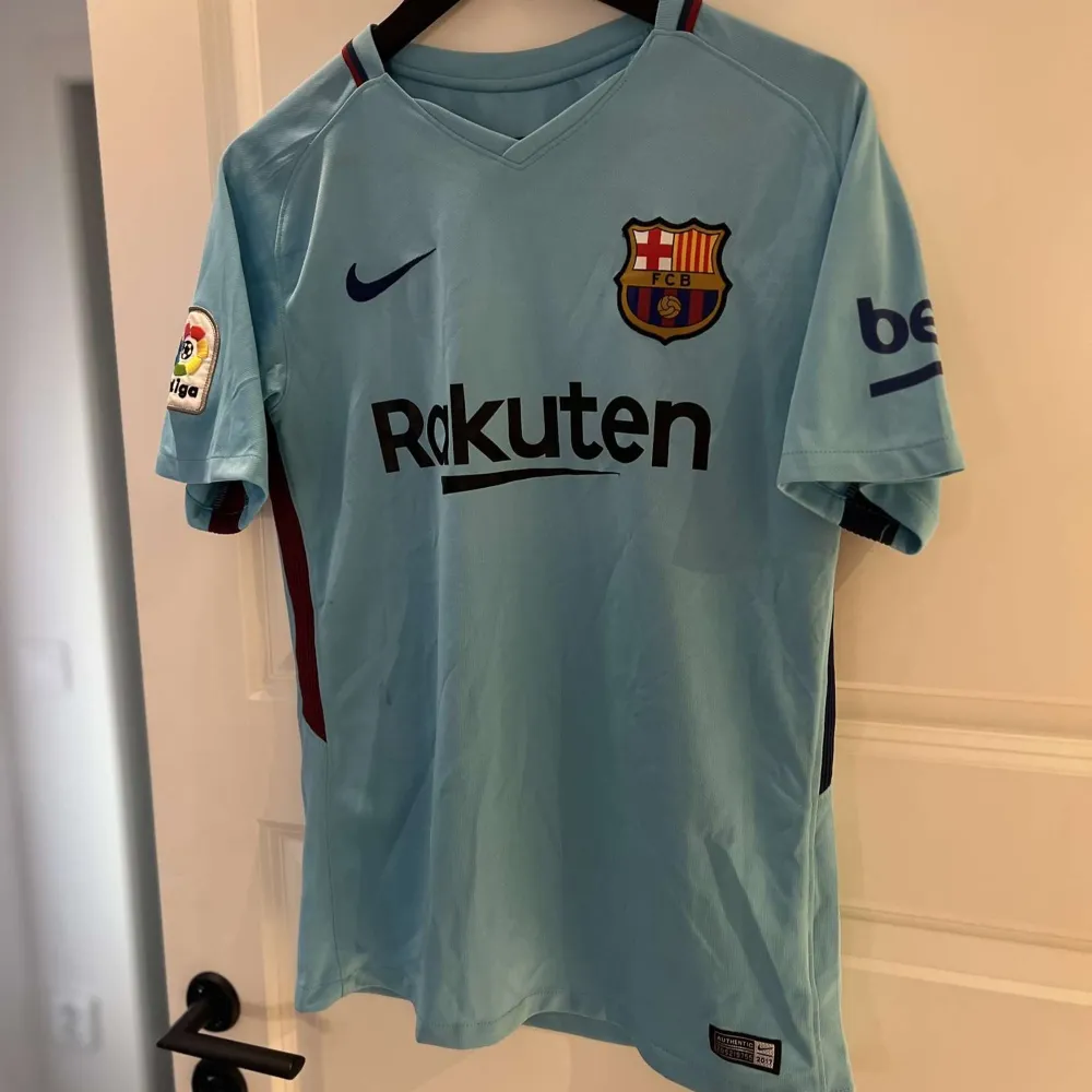 Riktigt fet barca tröja med Messi på ryggen, väldigt efterfrågad! Hör av er.. T-shirts.