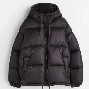 Hm vinterjacka  - Säljer min hm vinterjacka då den var för stor, aldrig använd men tjejen innan hade använt den en vinter. Inga defekter utan den ser ut som ny!🥰