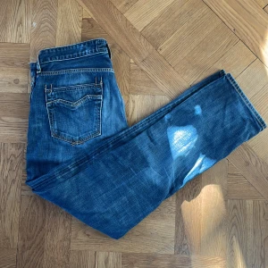 Replay jeans 33/32 - Supersköna replayjeans i storlek 33/32 men sitter igentligen som 32/32🙌 skick 6/10 finns något hål men det är absolut inget som syns och det är sjukt lätt att laga🙌👊🏼hör av er vid frågor. Mvh August