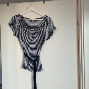 Randig tröja  - Fin randig tröja med ett band till som går att ta av. Ena hållaren till bandet är trasig men är knuten så det fungerar fint ändå❤️