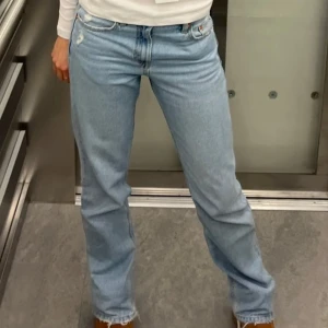 Straight midwaist jeans  - Straight midwaist jeans från Pull&Bear. Går över skorna på mig, är 174cm.