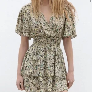 Zara klänning - Den är i jätte fint skick inprincip oanvänd, storlek M men har resor i midjan så passar mindre och större, själv är jag xs-s🥰