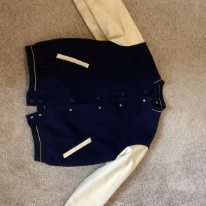 Mörk blå jacka  - Har bara använts några gånger. Inte sönder eller något.