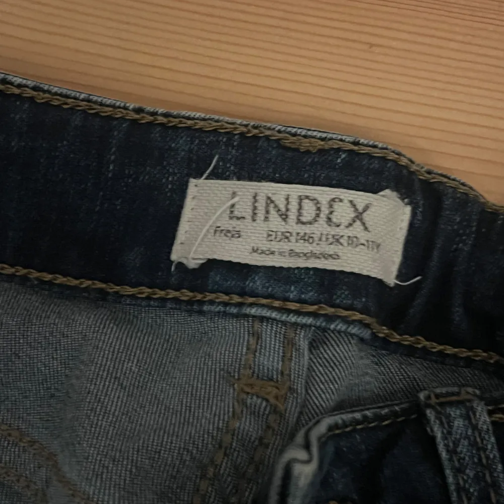 Jätte fina flare jeans från Lindex. Säljs eftersom dem blivit alldeles för små. Dem är i storlek 146-152. Skriv gärna för fler info/bilder💕.. Jeans & Byxor.