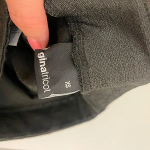 Leggins/tights glitter - Glittriga leggins/tights från Gina Tricot. Utsvänga längst ner med kortare ben.