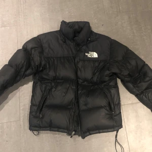 North face puffer jacket - Säljer denna asfeta north face jackan då jag växt ut den, fint skick, några få defekter om jag minns rätt. Fin unisex jacka!