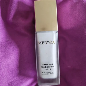 Changing foundation  - En foundation som anpassar sig efter din hudfärg/färgton Nypris 300-400kr. Använd 2 gånger. SPF 15