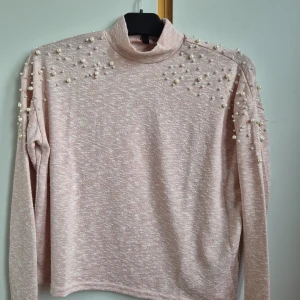 Stickat topp - Tunn stickat topp med pärlor.