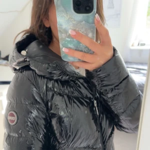 Svart colmar jacka - En jättefin vinterjacka som håller en väldigt varm! Jackan är ganska ny och är i väldigt fint skick. Men det finns ett väldigt litet hål vid fickan.  Skicka dm om ni är intresserade!🥰