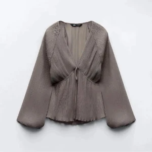 Zara blus  - PRIS DISKUTERAS!! Super fin blus från zara, aldrig använd!! Köpt för ca 300kr tror jag, kommer inte till användning💗