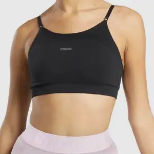 Svart sport-bh från gymshark i modellen ”flex strappy sports bra” i bra skick🦋 storlek medium med uttagbara inlägg! hör av er vid minsta intresse eller funderingar 🫶