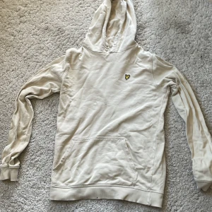 Lyle & scott hoodie - Skick 9/10. Jag är 181 och den sitter för liten på mig