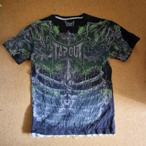 Tapout - Rare Tapout tshirt, var en thermal innan men jag klippte av armarna. Storlek L passar S fråga gärna om mått