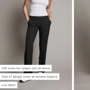 Bikbok vera low waist kostymbyxa - Superbra skick, använda 1 gång.  Strl 36.  Lågmidjade bootcut, modell vera från bikbok.  Köpt för 500 kr.  Skriv vid frågor <3