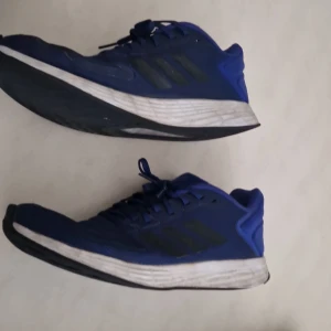 Adidas skor - Säljer mina blå adidas skor bra skick bara att en skp har ett litet håll.