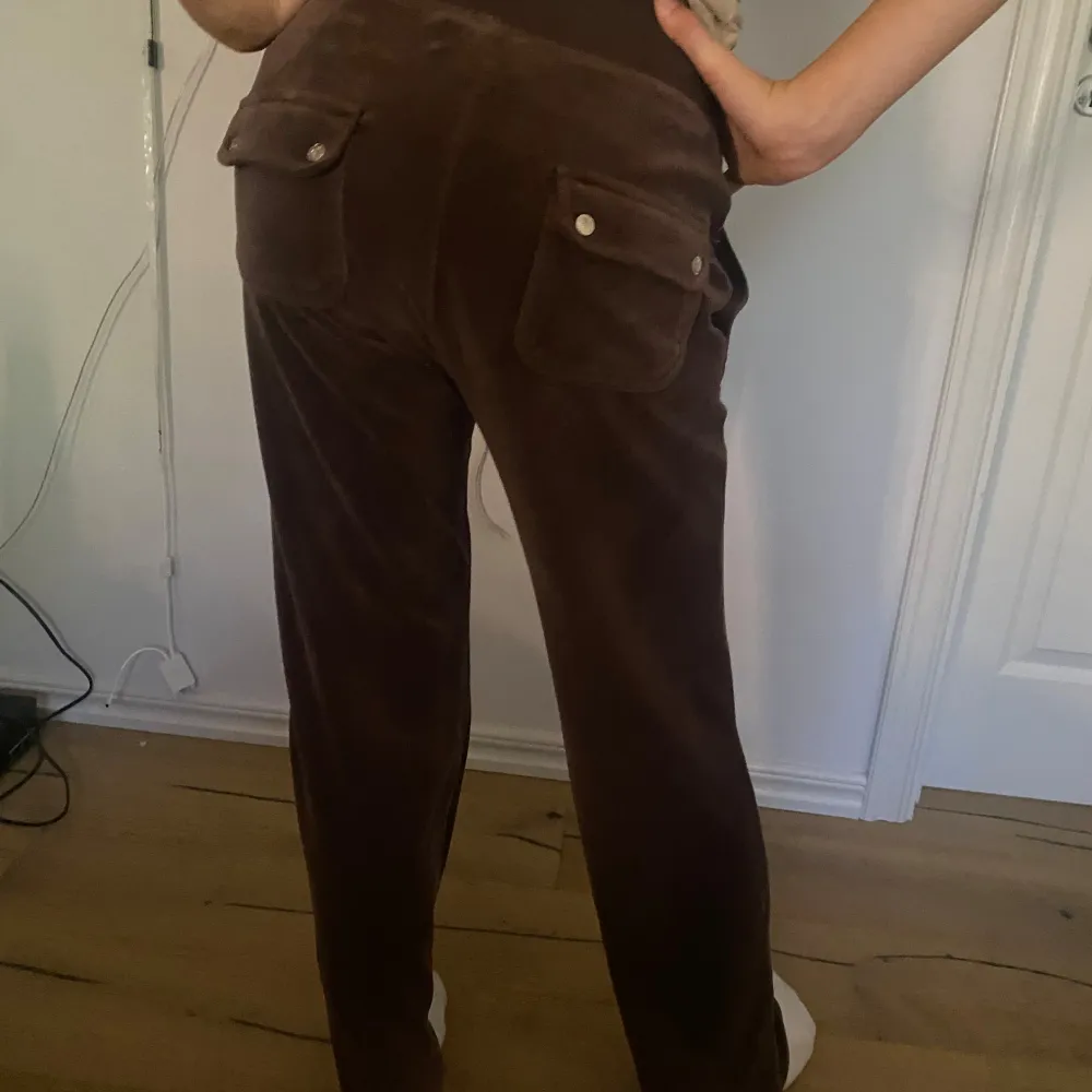 Snygga juicy byxor säljer pga att jag inte får användning av dem och jag har sprättat upp dem längst ner vid benen och klippt av typ 5 cm då dem var för långa, men det märks inte. Jeans & Byxor.