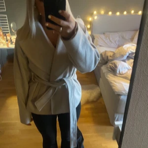 Beige kappa  - Jag säljer min beiga kappa för den inte kommer till användning mer. Den är i bra skick. Skriv privat för fler frågor eller bilder💗 