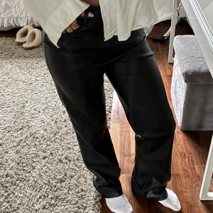 Svarta Skinnbyxor Zara  - Ett par ursnygga svarta skinnbyxor från Zara i storlek 36!! De är midwaist och mjuka i kvaliteten vilket gör att de är väldigt bekväma på🙌🏽 perfekta inför hösten🤩och nyskick då de knappt är använda❣️