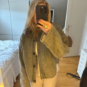 Grön Zara jacka  - Säljer denna fina jacka från zara💗Den är i jättebra skick och endast använd en gång. Säljer då den inte kommer till användning💕Köpt för 559kr, kan gå ner i pris vid snabb affär💗💗