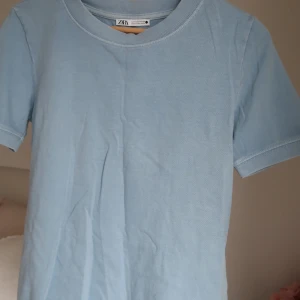 Boxig t-shirt blå zara - Blå t-shirt från zara i boxig modell. Fint skick.