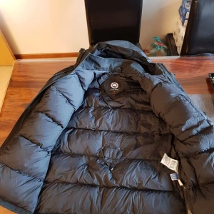 Canada goose vinterjacka - Är supervarm och fin. Bra skick, köptes för 20 tusen år 2012. Kan behövas kemtvättas.  slit på arm men syns ej. Är i storlek L. Säljer billigt för vill bli av med den då den tar plats.  Skriv för flera bilder som skick osv.  Köparen står för frakten🌟