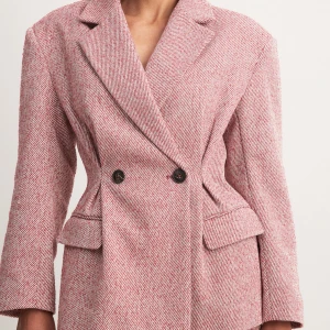 Populär kavaj från Hanna Schönbergs kollektion för Nakd  - Helt ny med prislapp. Nypris 1099kr. Är själv egentligen 36-38 i storlek men passat bra då den är oversized 🌸