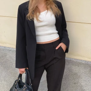 Stickad topp i vitt med urringning  - Så snygg topp. Använd men i fint skick💗