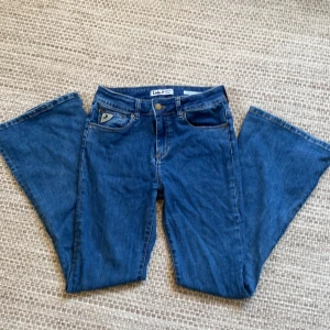 Lois jeans - Säljer dessa jeans från Lois då jag inte använder de så mycket längre! De är ganska använda men fortfarande i ett väldigt bra skick och är jättefina💗💗
