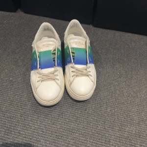 Valentino Skor - Säljer ett par Valentino open i storlek 43. Dem är inte använda lika flitigt som dem borde så trots några märken så är dem i väldigt bra skick. Box och påse medföljer även 