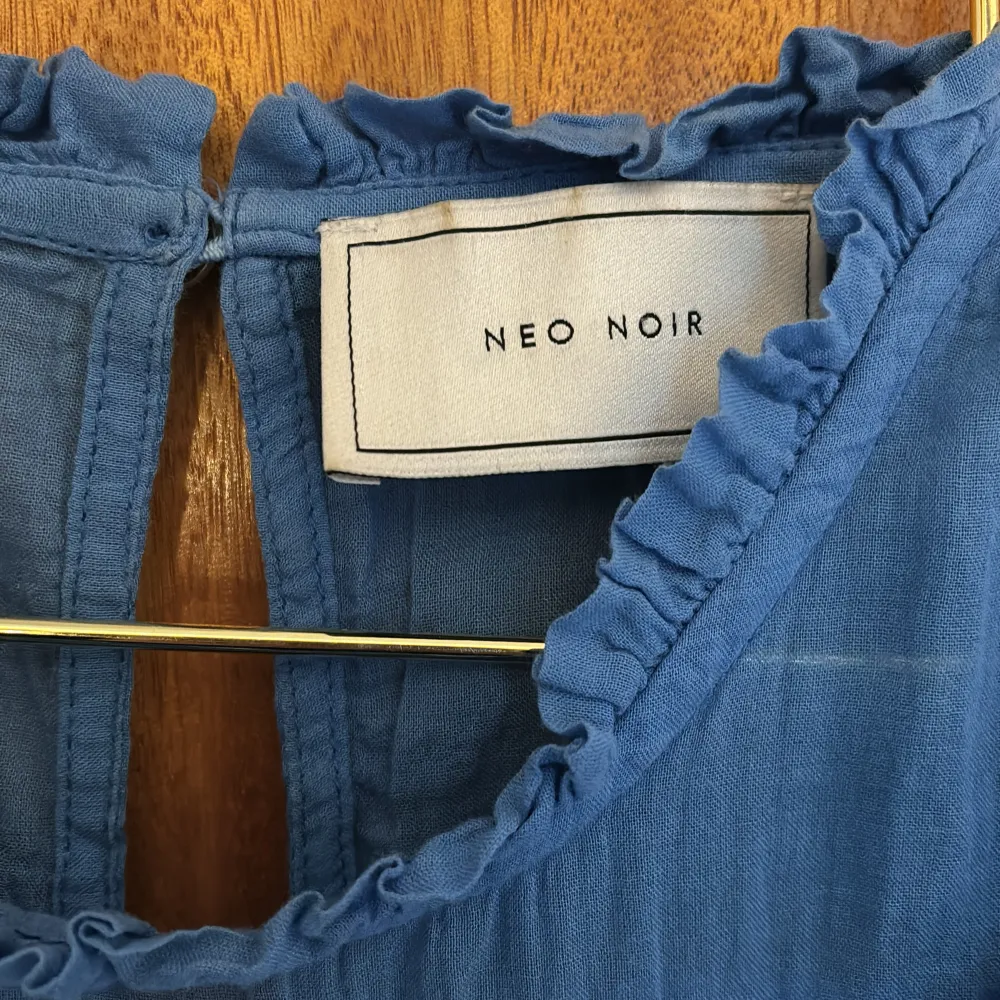 Blå volang blus från neo noir köpt för 650kr men säljer nu för 300❤️storlek s🥰. Puserot.
