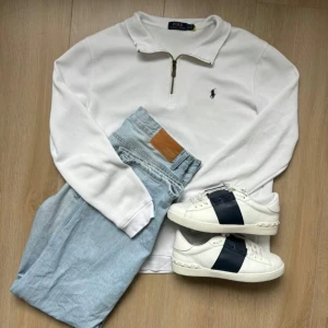 Valentino opens - Helt nya valentino opens i storlek 40 men passar 41 / Aldrig använda endast testat den högra skon / Box, dust bag och extra laces medföljer / Säljer pga för stora / Kvitto finns / för frågor eller funderingar kom dm!