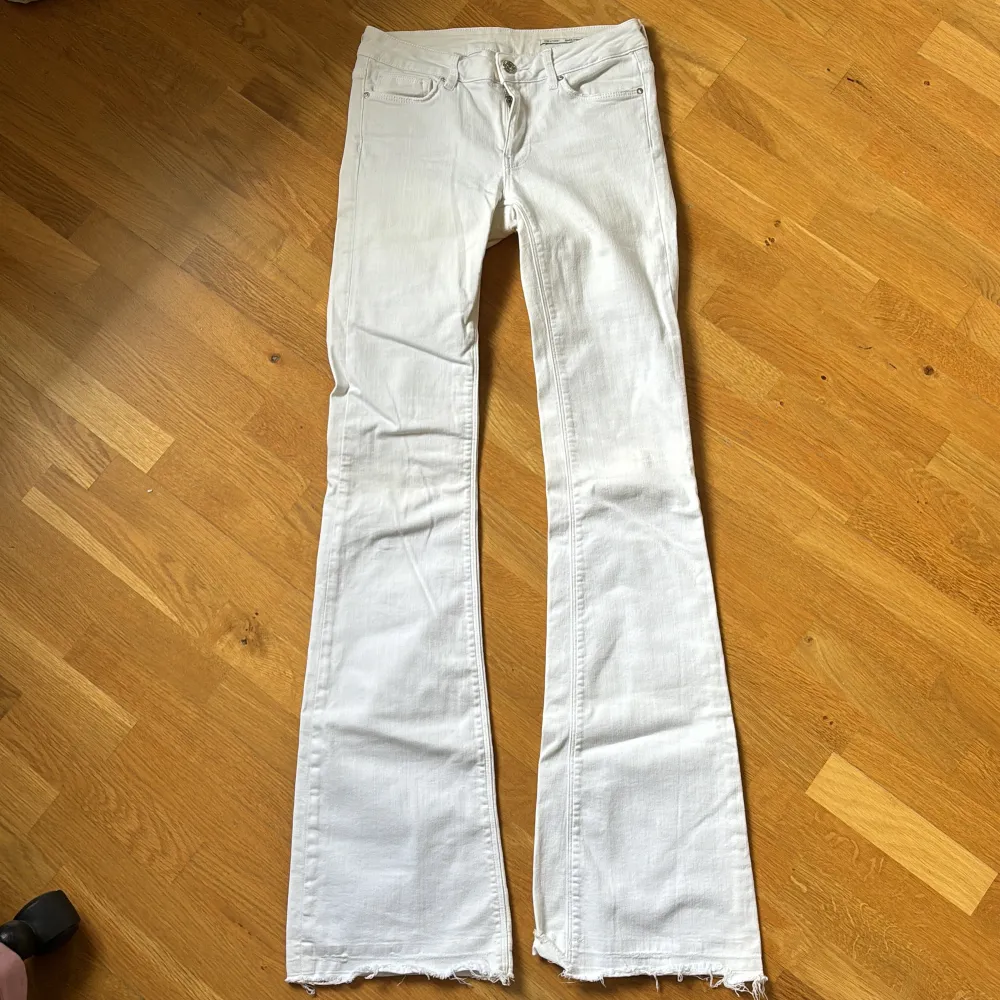 Säljer dessa så snygga lågmidjade bootcut jeans🥰De går inte att köpa längre från zara💞🤍. Jeans & Byxor.