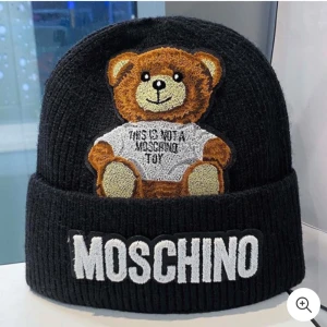 Moschino mössa  - Väldigt fin och varm. Passar både killar och tjejer 