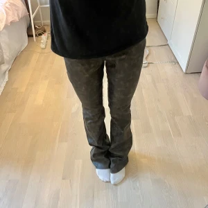 Skinnbyxor - Ascoola och unika skinnbyxor med mönster. Köp via köp nu❤️