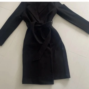 Svart kappa  - Fin höst/ vinter kappa från vero Moda i str xs. Nypris 799kr om ja minns rätt och säljer för 249kr, skiv privat för frågor eller funderingar 💕