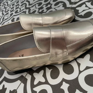 Guldiga äkta läderskor K. Cobler - Storlek 38 men liiite små i stl, skulle säga en 37-37,5.