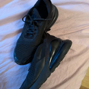 Svarta Nike sneakers - Säljer ett par svarta Nike sneakers i bra skick. De har en snygg och modern design med snörning och en bekväm sula. Perfekta för både träning och vardagsbruk.