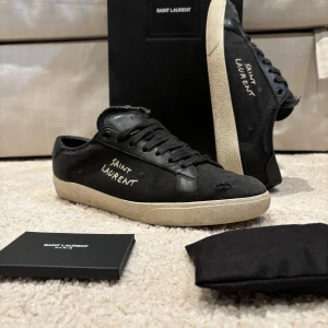 Saint Laurent Skor - Säljer dessa rikitgt feta SL skor🔝 Stl 40 men passar större. Nypris 7000 kr mitt pris endast 3300. Allt og medföljer!  Smidig affär = kan gå ner lite i pris!