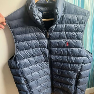 Ralph lauren väst  - Nu säljs denna Ralph Lauren väst i storlek M för 2500kr, köpt för (3400kr) Västen är i nyskick, bara använd ett fåtal gånger. Det finns ett digitalt kvitto som bevis på att den är äkta. Hör av dig om du är intresserad, priset kan diskuteras!