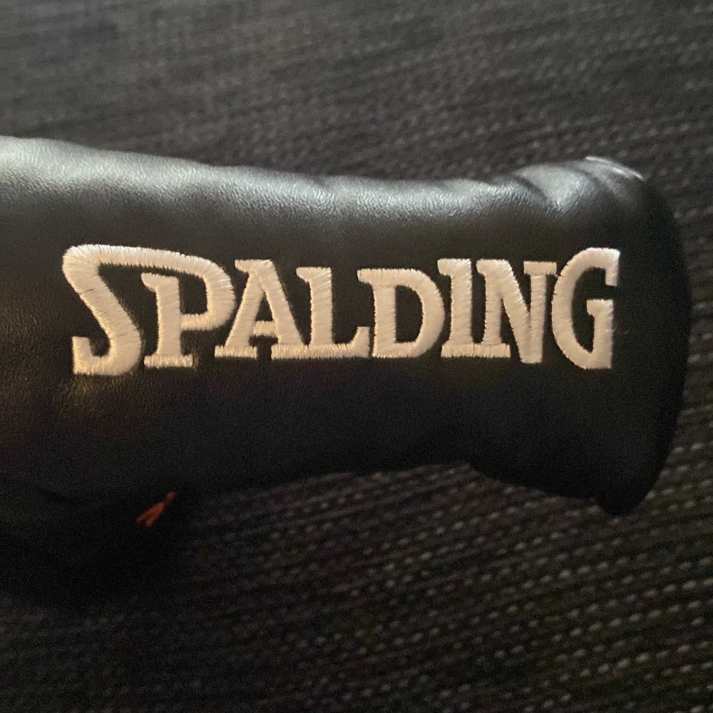 Spalding putter headcover SP-1 Ett fint och snyggt putter headcover från Spalding, som passar till de flesta blad putters. Hör av dig ifall du har någon fråga eller fundering. 😊. Sportswear.