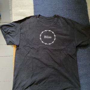 Bliss tröja - Bliss tröja, märket är tryckt ut och in. Skriv i dm om du har frågor 🤩🤩 