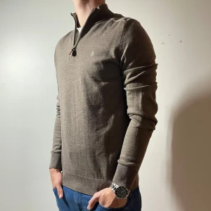 Morris half zip merinoull - Brun half zip i merinoull från morris, Storlek M men är liten i storlek så storlek S, i fint skick med inga defekter. Pris 699kr, modellen är 174cm och 67kg. Skriv vid fundering eller fråga👀