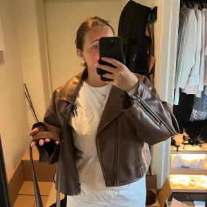 Skinnjacka  - Säljer min fina oanvända bruna skinnjacka från Nelly, Biancas kollektion! Två dragkedje fickor och skärp medföljer! Den finns inte längre att köpa online 💓