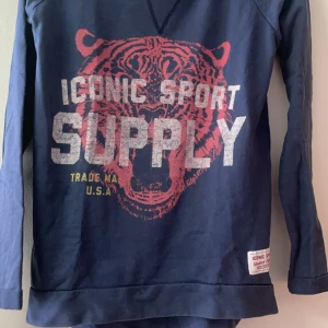 Tröja med tryck på från Lager157 - Tröja från Lager157 i M Jättefin navy blue färg Bra skick 