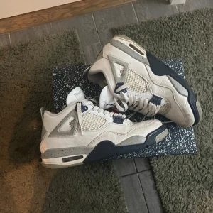 Sköna Jordan 4s midnight navy storlek 43 - Sköna Jordan 4s, säljer efter som att jag inte använt dessa på länge, skick 7/10 dom är storlek 43 men passar 42 okså. Skriv om ni har funderingar eller ge prisförslag Tack!