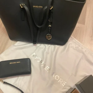 Väska - Michael Kors - Fin och oanvänd väska från Michael Kors, ser ut som ny, äkta och fin, äktenhetsbevis och silkespåse fås med. Kom privat vid mer funderingar🙏