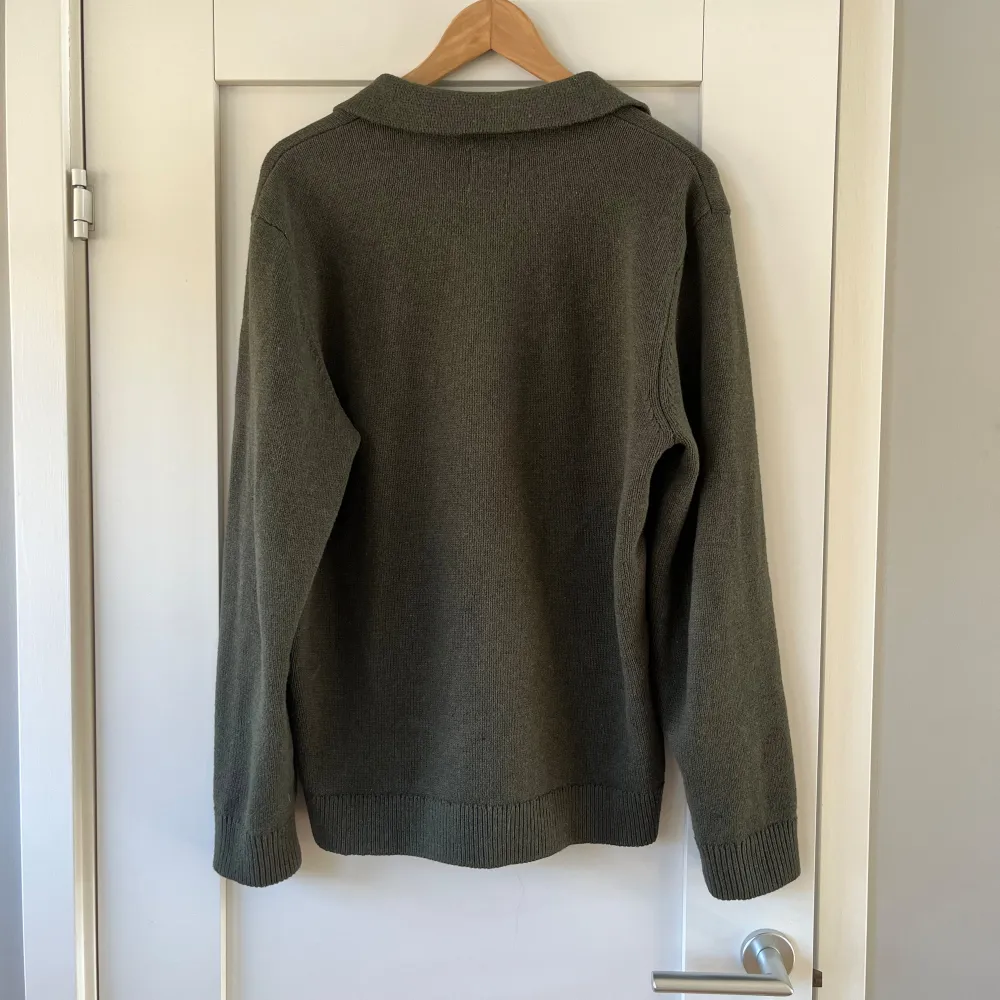 Mörkgrön kashmir/ull halfzip tröja  i storlek M. Nyskick, inga defekter. Nypris är 2500kr men säljer nu till ett väldigt bra pris. Först till kvarn!. Stickat.