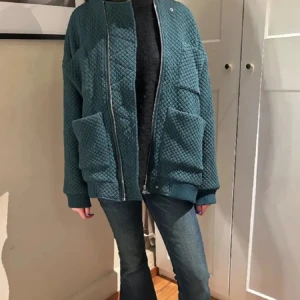 as cool bomberjacka  - As snygg lite tjockare bomberjacka i så cool färg! Den har många snygga detaljer och väldigt najs passform💚 passar perfekt till höst och vinter 🥰🙌🏻strl xs men sitter lite snyggt overzosed på mig som vanligtvis har S!