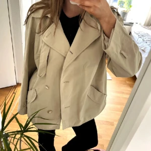 Kort trenchcoat  - Jättefin trenchcoat i fint skick!💖