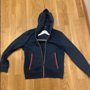 Hugo Boss kofta - En fin boss kofta som inte kommer till användning längre. Modellen är sällsynt och svår att hitta. Nypris ca 2000. Pris kan diskuteras. 